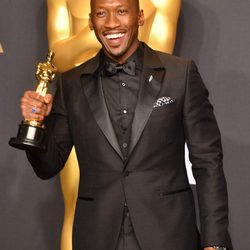 Mahershala Ali posando con su estatuilla a Mejor actor de reparto en los Oscar 2017