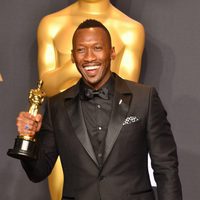 Mahershala Ali posando con su estatuilla a Mejor actor de reparto en los Oscar 2017