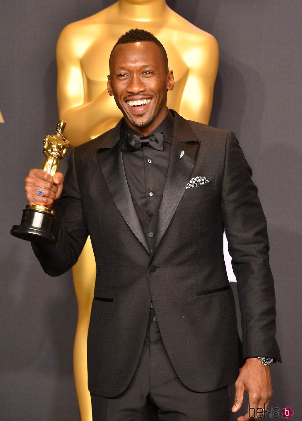 Mahershala Ali posando con su estatuilla a Mejor actor de reparto en los Oscar 2017