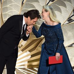 Javier Bardem besando la mano a Meryl Streep en la gala de los Oscar 2017