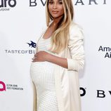 Ciara presumiendo de embarazo en la fiesta de la Fundación Elton John por los Premios Oscar 2017