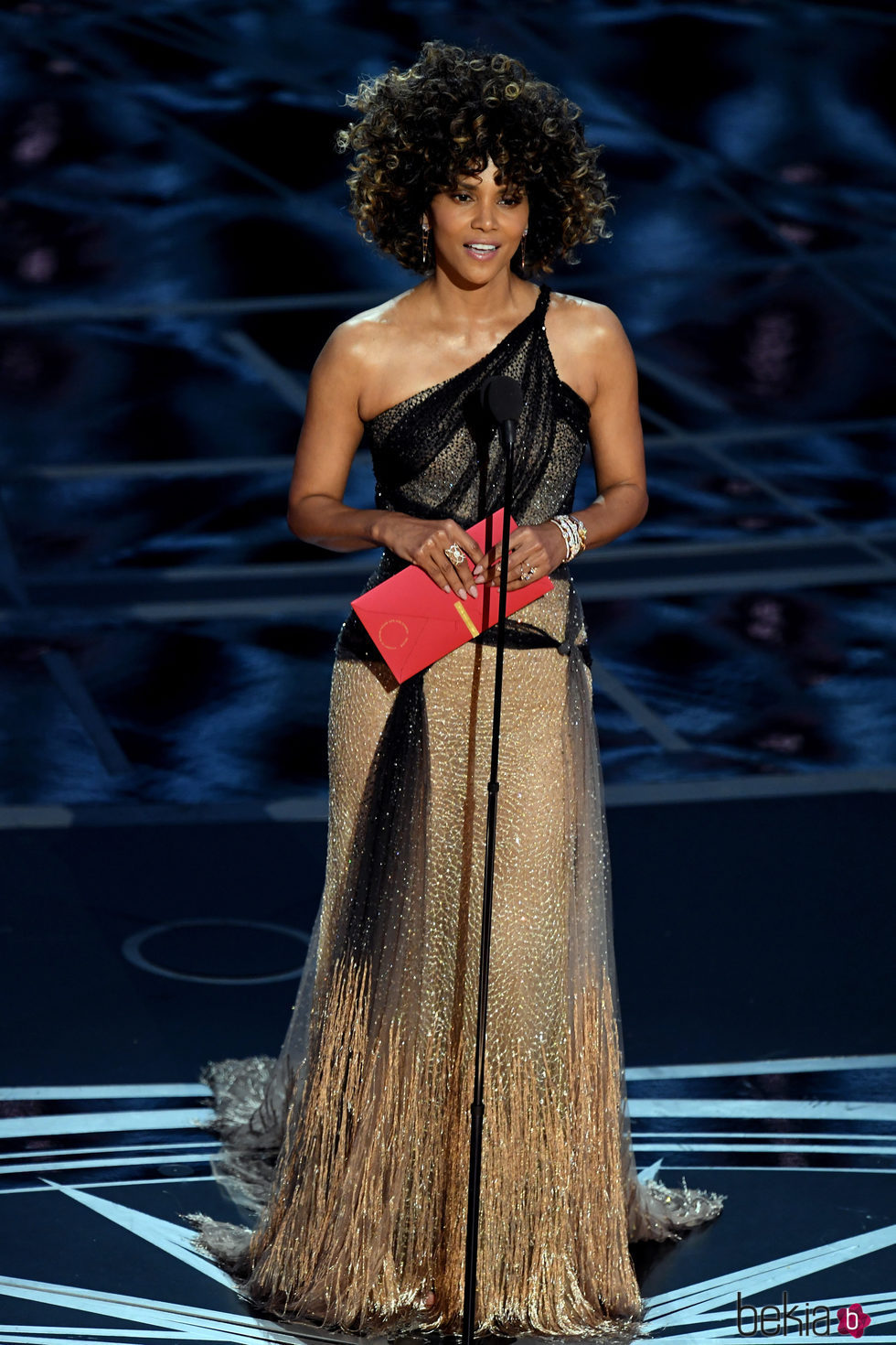 Halle Berry presentando el Oscar 2017 a Mejor director