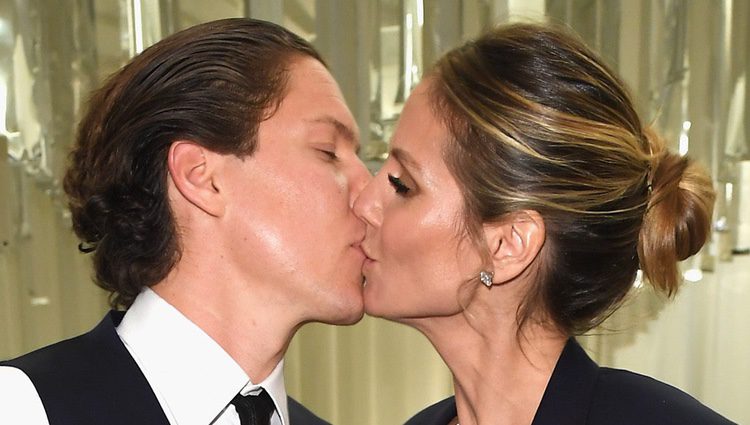 Heidi Klum muy cariñosa con su novio Vito Schnabel en la fiesta de la Fundación Elton John por los Premios Oscar 2017