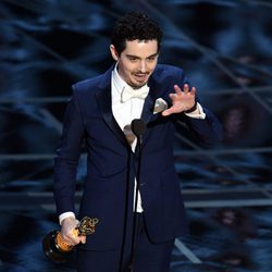 Damien Chazelle agradeciendo su Oscar 2017 a Mejor director por 'La La Land'