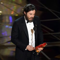 Casey Affleck agradeciendo su Oscar 2017 a Mejor actor por 'Manchester frente al mar'