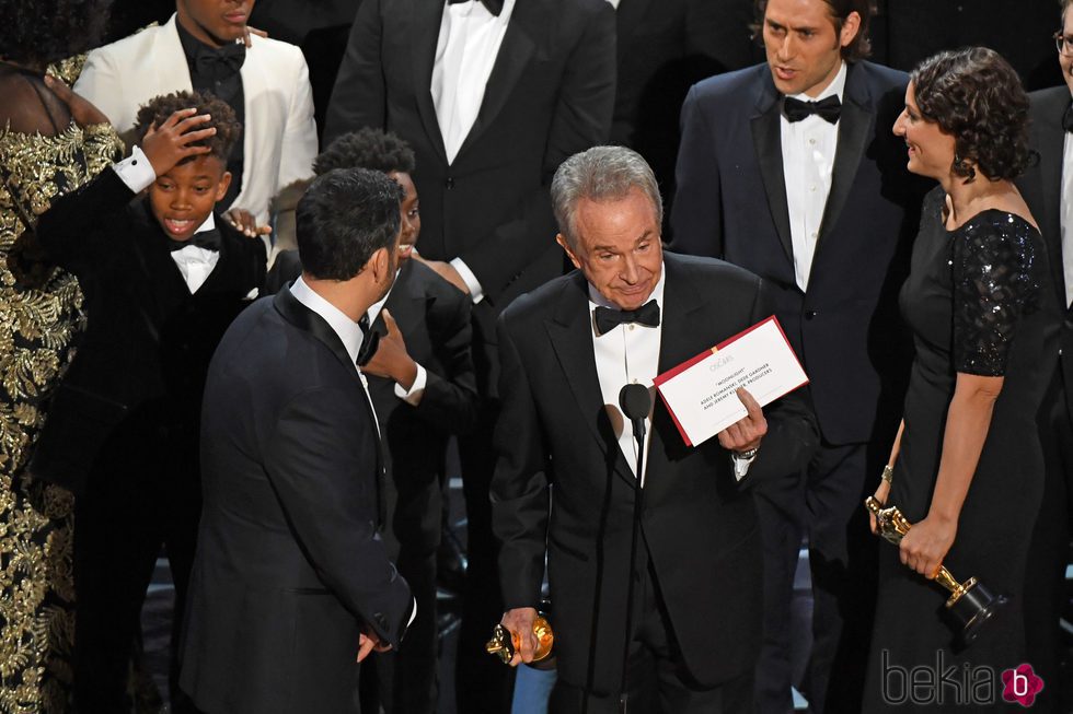 Momento en el que Warren Beatty anuncia que ha habido un error en la Mejor Película de los Oscar 2017