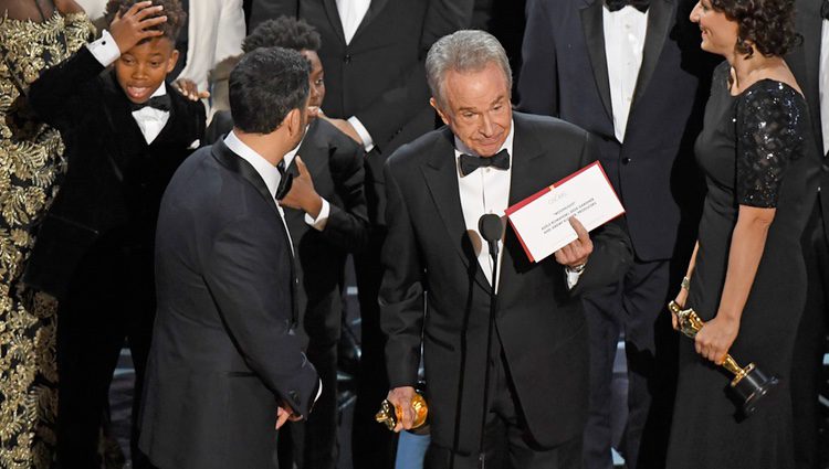 Momento en el que Warren Beatty anuncia que ha habido un error en la Mejor Película de los Oscar 2017