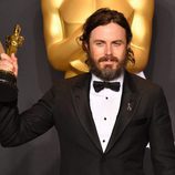 Casey Affleck posando con su Oscar 2017 a Mejor actor por 'Manchester frente al mar'