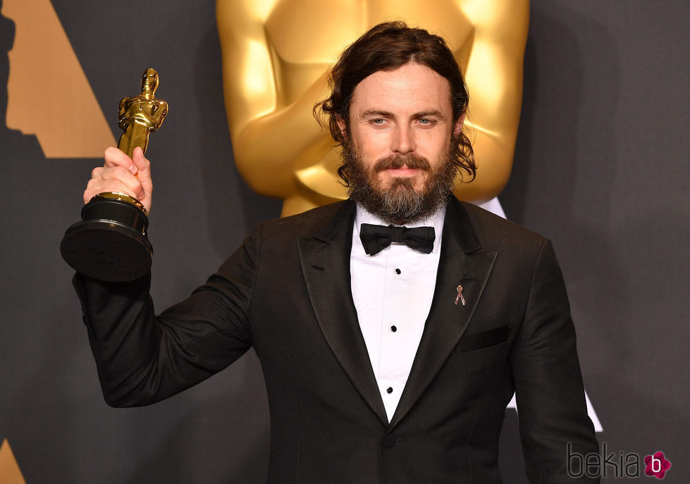 Casey Affleck posando con su Oscar 2017 a Mejor actor por 'Manchester frente al mar'