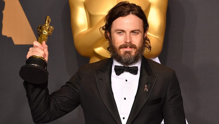 Casey Affleck posando con su Oscar 2017 a Mejor actor por 'Manchester frente al mar'