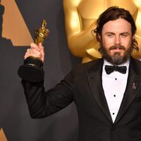 Casey Affleck posando con su Oscar 2017 a Mejor actor por 'Manchester frente al mar'