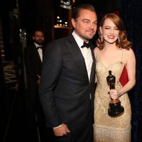 Emma Stone posando con su Oscar 2017 junto a Leonardo DiCaprio