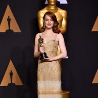 Emma Stone posando con su Oscar 2017 a Mejor actriz