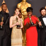 Mahershala Ali, Emma Stone, Viola Davis y Casey Affleck posando con sus Premios Oscar 2017