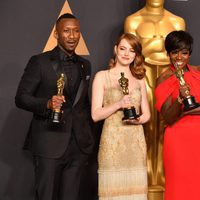 Mahershala Ali, Emma Stone, Viola Davis y Casey Affleck posando con sus Premios Oscar 2017