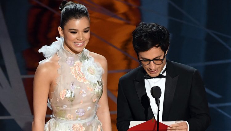 Hailee Steinfeld y Gael García Bernal haciendo entrega de uno de los Oscars