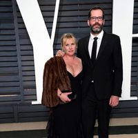 Patricia Arquette y Eric White en la fiesta de Vanity Fair de los Premios Oscar 2017