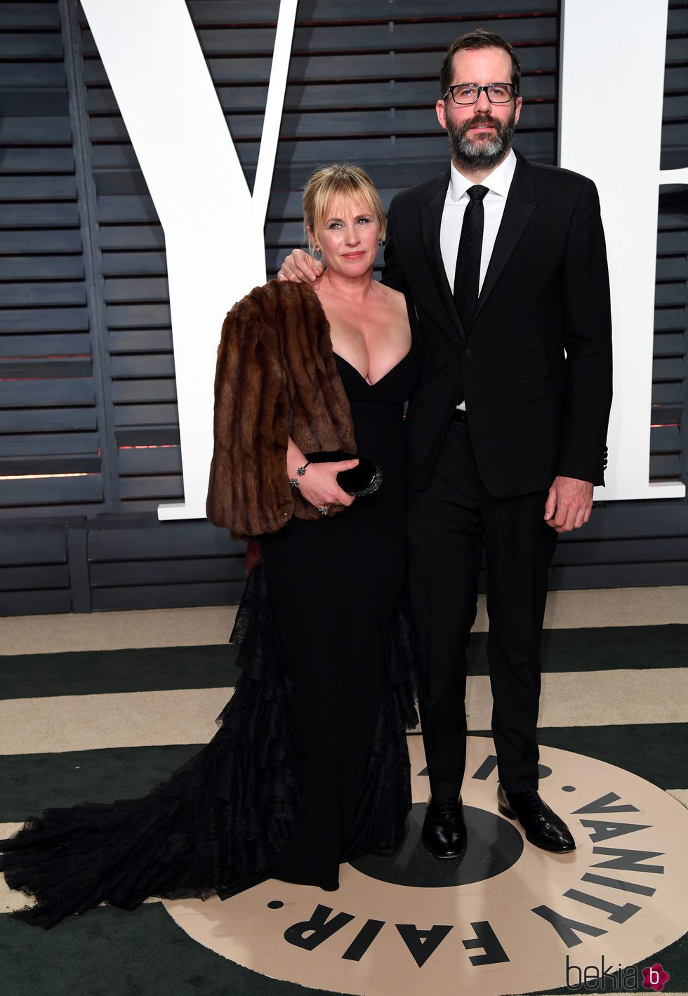 Patricia Arquette y Eric White en la fiesta de Vanity Fair de los Premios Oscar 2017