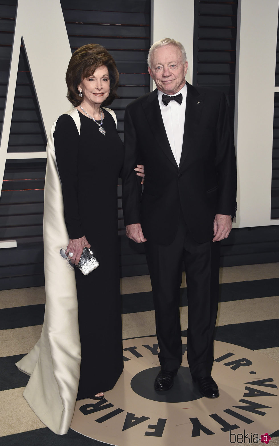 Jerry Jones y Eugenia en la fiesta de Vanity Fair de los Premios Oscar 2017