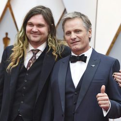 Viggo Mortensen y su hijo Henry en la alfombra roja de los Premios Oscar 2017