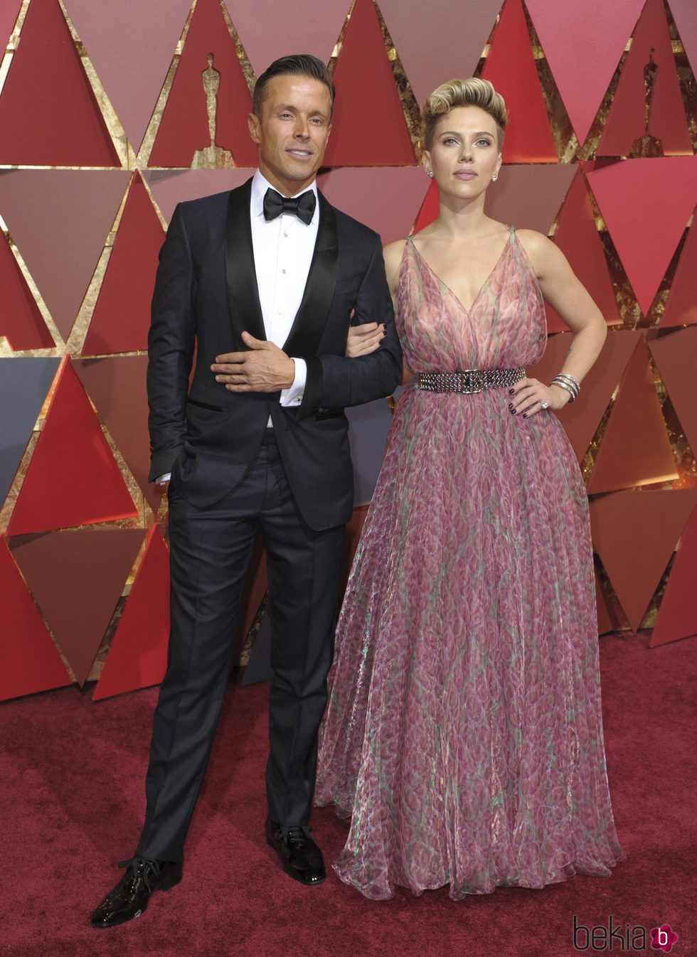 Joe Machota y Scarlett Johansson en la alfombra roja de los Premios Oscar 2017