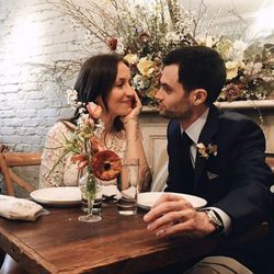 Domino Kirke y Penn Badgley en su boda