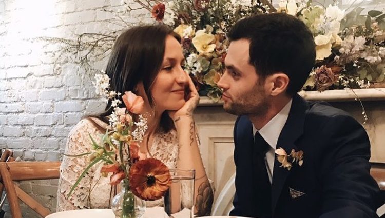 Domino Kirke y Penn Badgley en su boda