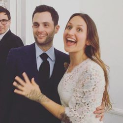 Penn Badgley y Domino Kirke el día de su boda