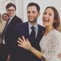 Penn Badgley y Domino Kirke el día de su boda