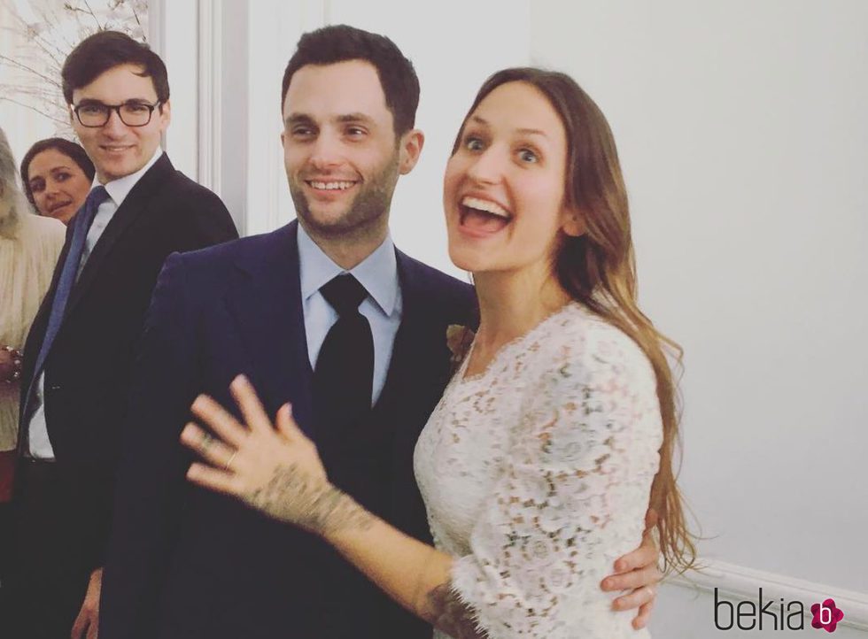 Penn Badgley y Domino Kirke el día de su boda