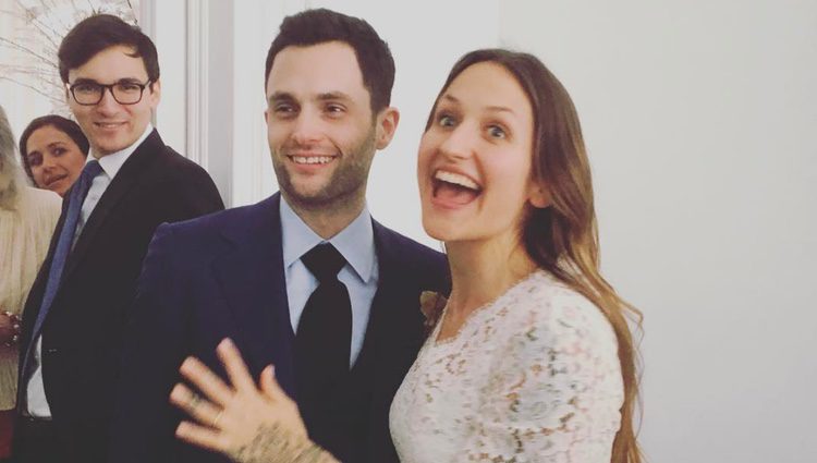 Penn Badgley y Domino Kirke el día de su boda