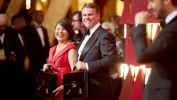 Brian Cullinan y Martha Ruiz, representantes de PriceWaterhouseCoopers en los Oscar 2017