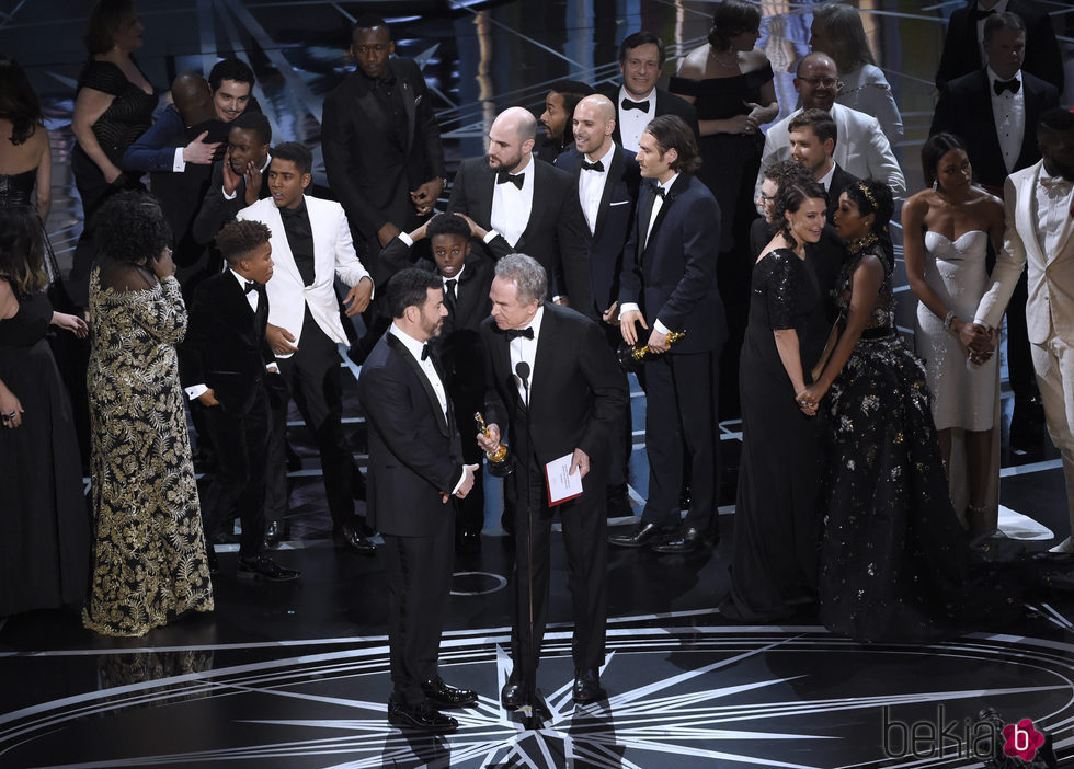 Jimmy Kimmel junto a Warren Beatty en el momento de confusión de los Óscar 2017