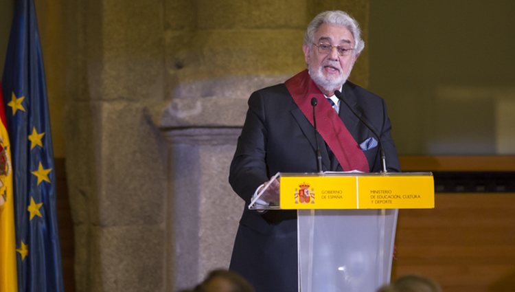 Plácido Domingo recogiendo la Gran Cruz de la Orden Civil de Alfonso X el Sabio