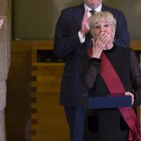 Concha Velasco muy emocionada recogiendo la Gran Cruz de la Orden Civil de Alfonso X el Sabio