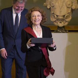 Julia Gutiérrez Caba recogiendo la Gran Cruz de la Orden Civil de Alfonso X el Sabio