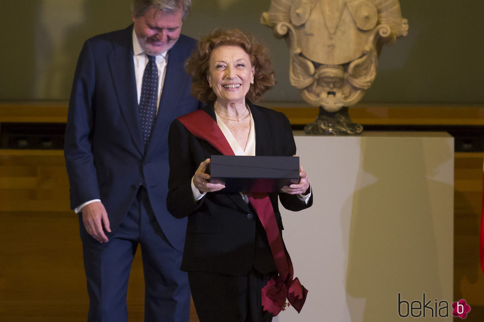 Julia Gutiérrez Caba recogiendo la Gran Cruz de la Orden Civil de Alfonso X el Sabio