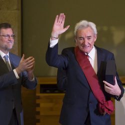 Luis del Olmo recogiendo la Gran Cruz de la Orden Civil de Alfonso X el Sabio