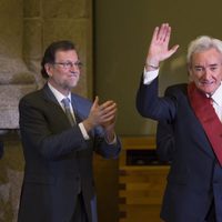 Luis del Olmo recogiendo la Gran Cruz de la Orden Civil de Alfonso X el Sabio