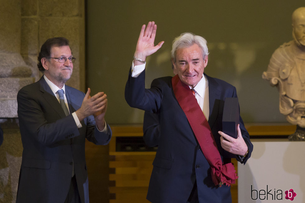 Luis del Olmo recogiendo la Gran Cruz de la Orden Civil de Alfonso X el Sabio