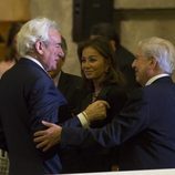 Mario Mario Vargas Llosa e Isabel Preysler felicitando a Luis del Olmo por su Gran Cruz de la Orden Civil de Alfonso X el Sabio