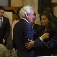 Mario Mario Vargas Llosa e Isabel Preysler felicitando a Luis del Olmo por su Gran Cruz de la Orden Civil de Alfonso X el Sabio