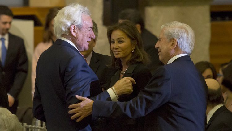 Mario Mario Vargas Llosa e Isabel Preysler felicitando a Luis del Olmo por su Gran Cruz de la Orden Civil de Alfonso X el Sabio