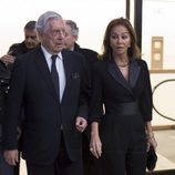 Mario Vargas Llosa e Isabel Preysler llegando a la entrega de la Gran Cruz de la Orden Civil de Alfonso X el Sabio