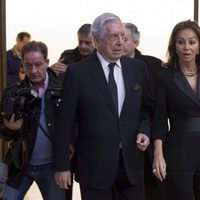 Mario Vargas Llosa e Isabel Preysler llegando a la entrega de la Gran Cruz de la Orden Civil de Alfonso X el Sabio