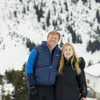 Guillermo Alejandro de Holanda y su hija Amalia de vacaciones en la nieve en Austria