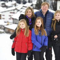 Los Reyes de Holanda y sus hijas posan de vacaciones en la nieve