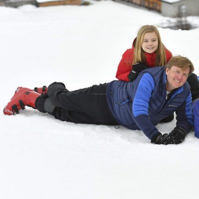 Posado en la nieve de los Reyes de Holanda y sus hijas