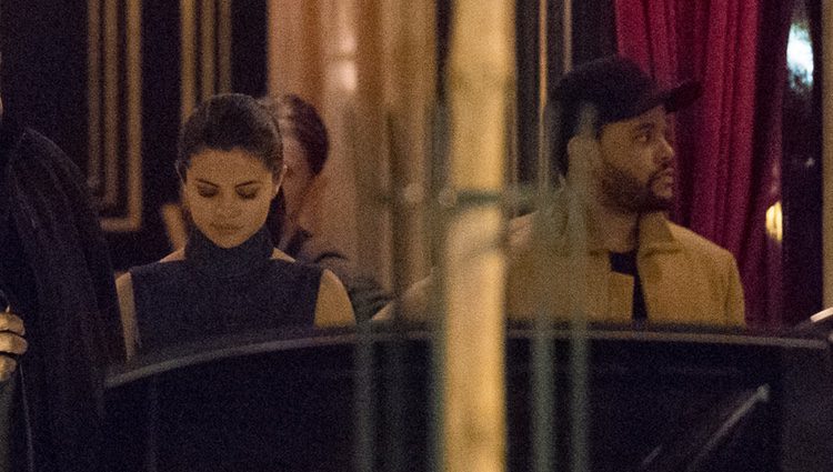 Selena Gomez y The Weeknd en una cita romántica en París