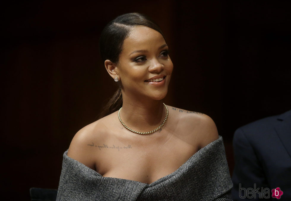 Rihanna feliz en Harvard para recoger el título de Humanitaria del Año 2017